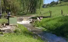 Catarata sobre un puente peatonal