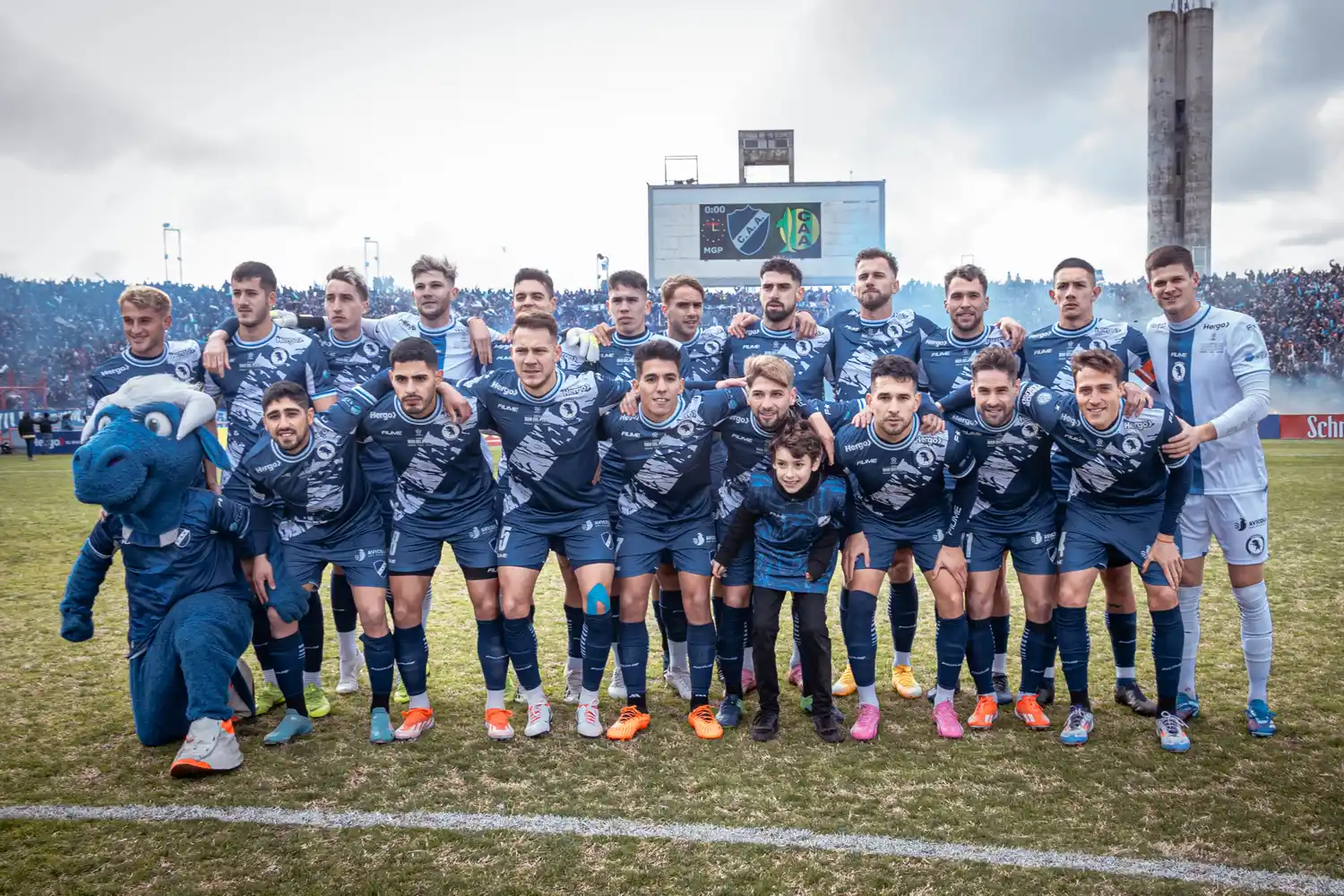 Alvarado formando en la previa al clásico