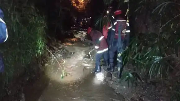 Mujer es ARRASTRADA por quebrada en MACARAO durante el paso de la onda tropical 47