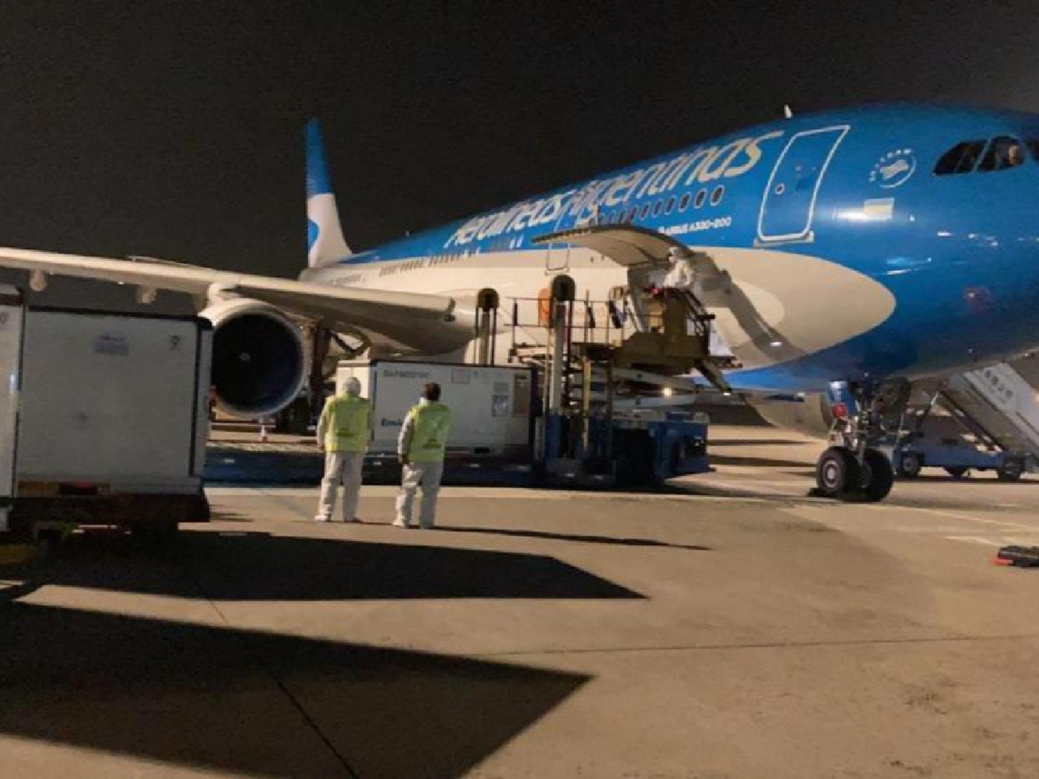Covid-19: llega al país el vuelo con un millón de vacunas producidas en China