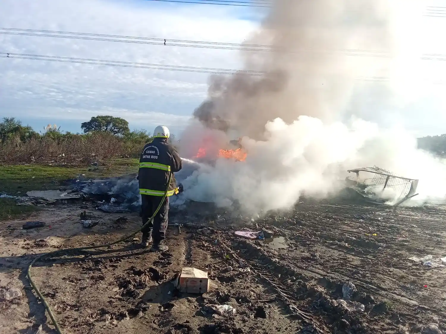 Un incendio afectó un basural y debió ser controlado por los bomberos
