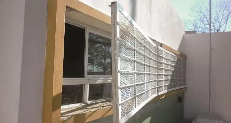 Robo y destrozos en la escuela de La Tosquera