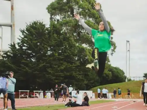 Se realizaron arreglos en vestuarios, baños y duchas, con reposición de tomacorrientes, mejoras en el sistema eléctrico y tareas de iluminación.