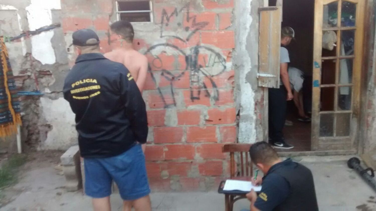 Fue detenido tras intentar impedir con un arma el arresto de su hijo