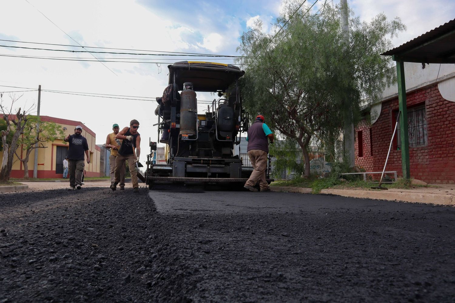 Continúan con los trabajos de pavimentación en Calle Jujuy