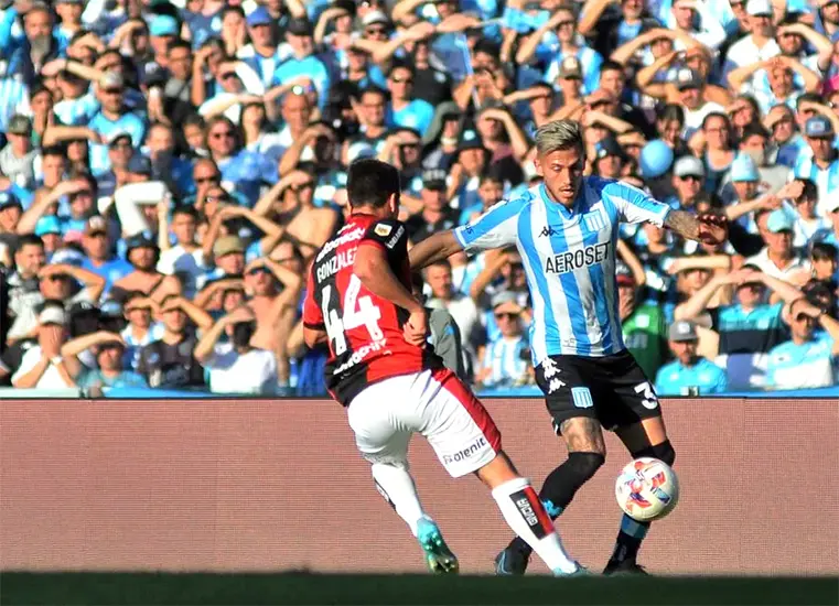 Racing defendió su invicto y clasificó