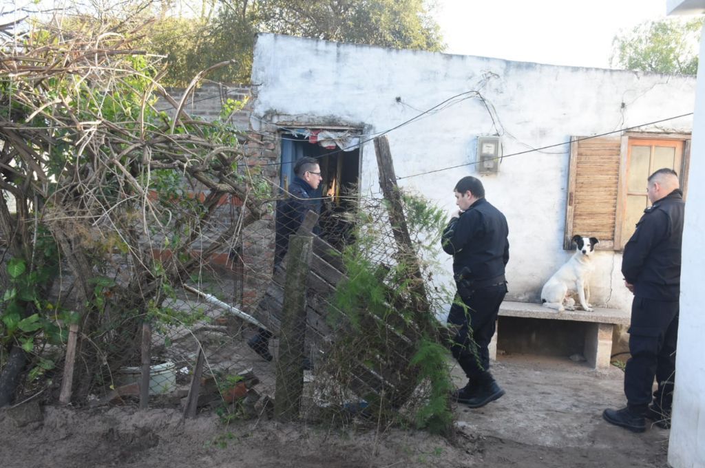 Hallaron el cuerpo de un hombre enterrado en el patio de una casa de Rincón