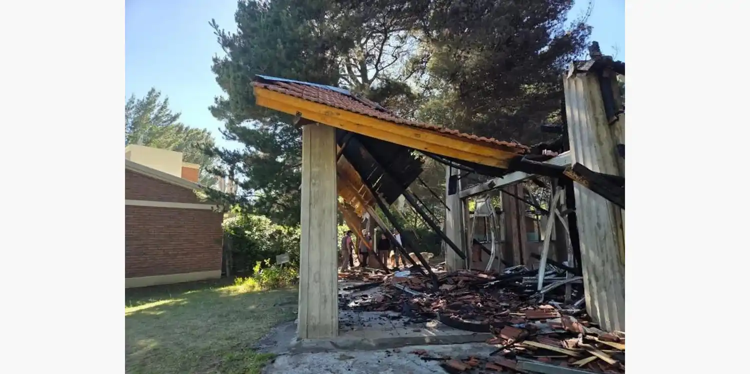 La capilla fue incendiada durante la noche de Halloween.