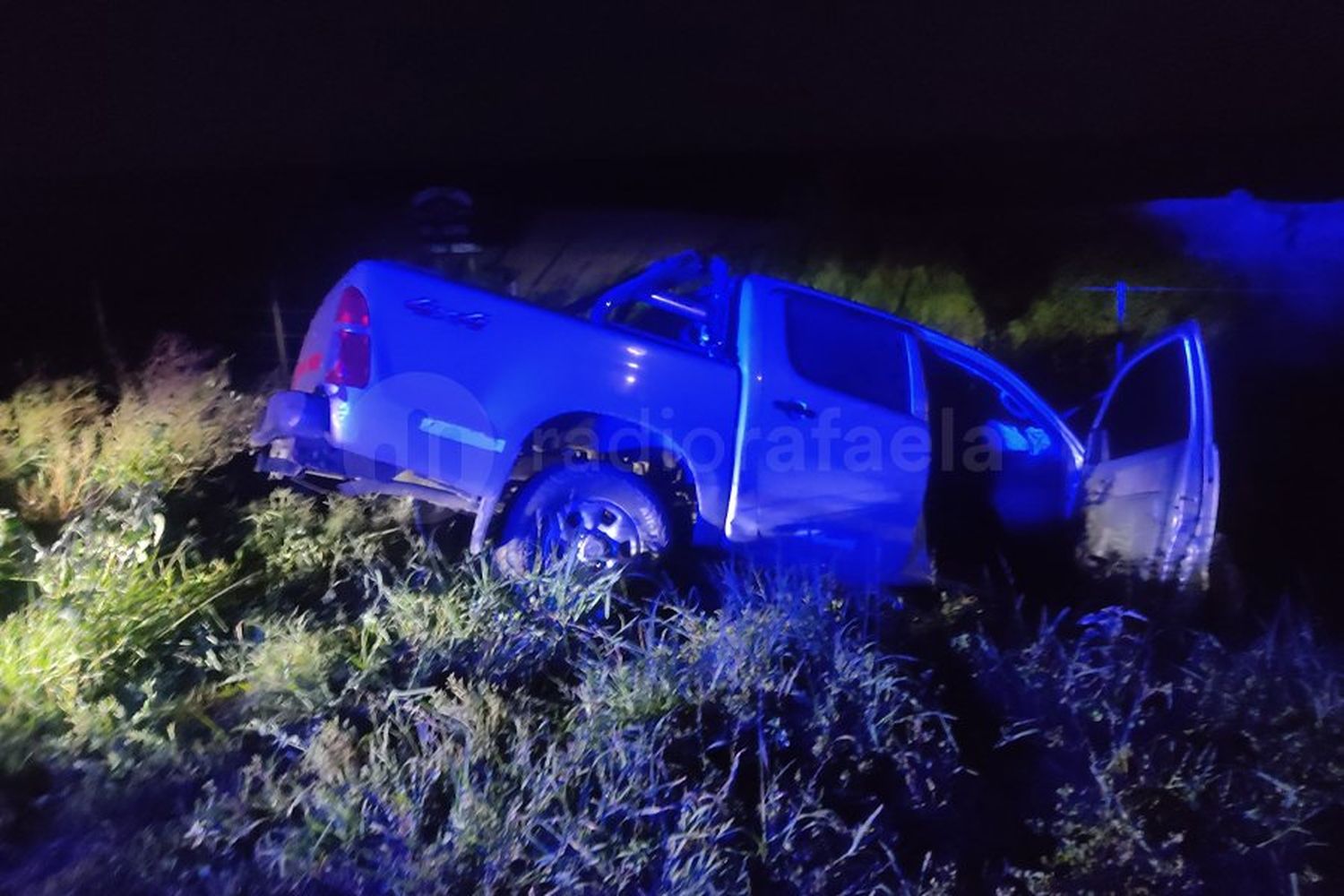 Una camioneta cayó en un zanjón y terminó con el frente en la cuneta: hay dos heridos