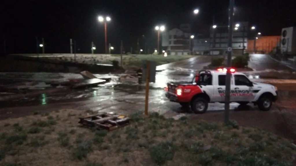 Temporal en Monte Hermoso anegó calles y provocó destrozos
