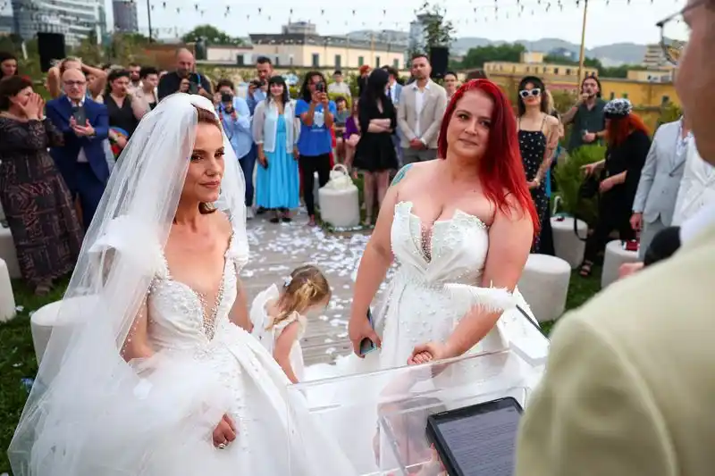 En amorosa protesta, lesbianas se casaron extraoficialmente en Albania