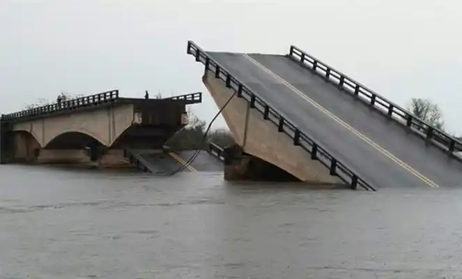 Cayó una camioneta donde se derrumbó el puente en Goya: Un desaparecido