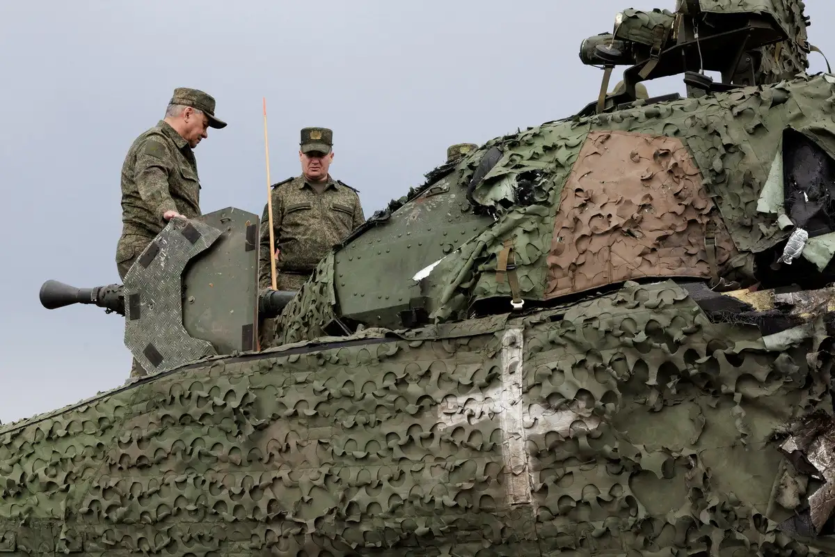El ministro de Defensa ruso, Sergei Shoigu, inspecciona un vehículo de combate de infantería sueco CV-90, abandonado por soldados ucranianos.