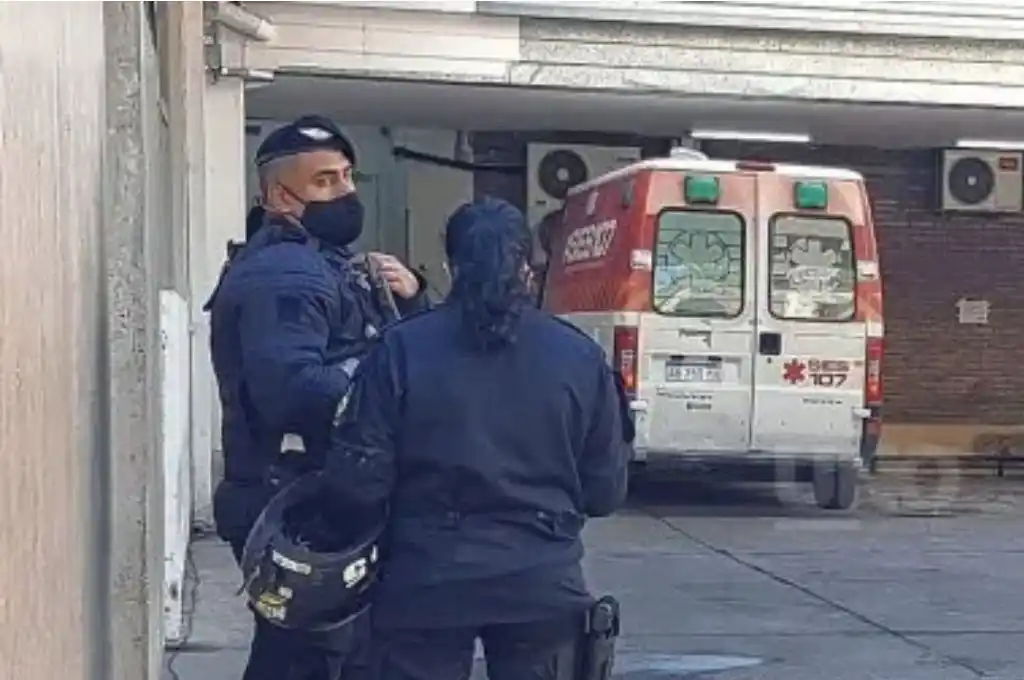 Barrio Los Hornos: un hombre apuñaló en el pecho a su pareja