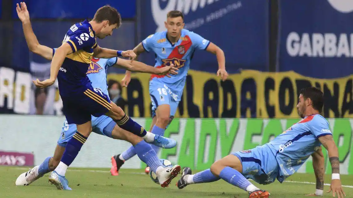 Arsenal rescató un empate sobre el final ante un Boca muletto
