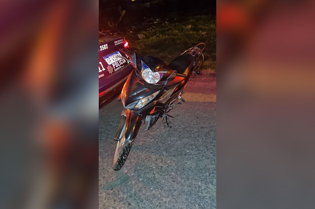 Por las cámaras, lo vieron paseando con una moto a la par: la dejó abandonada en un baldío