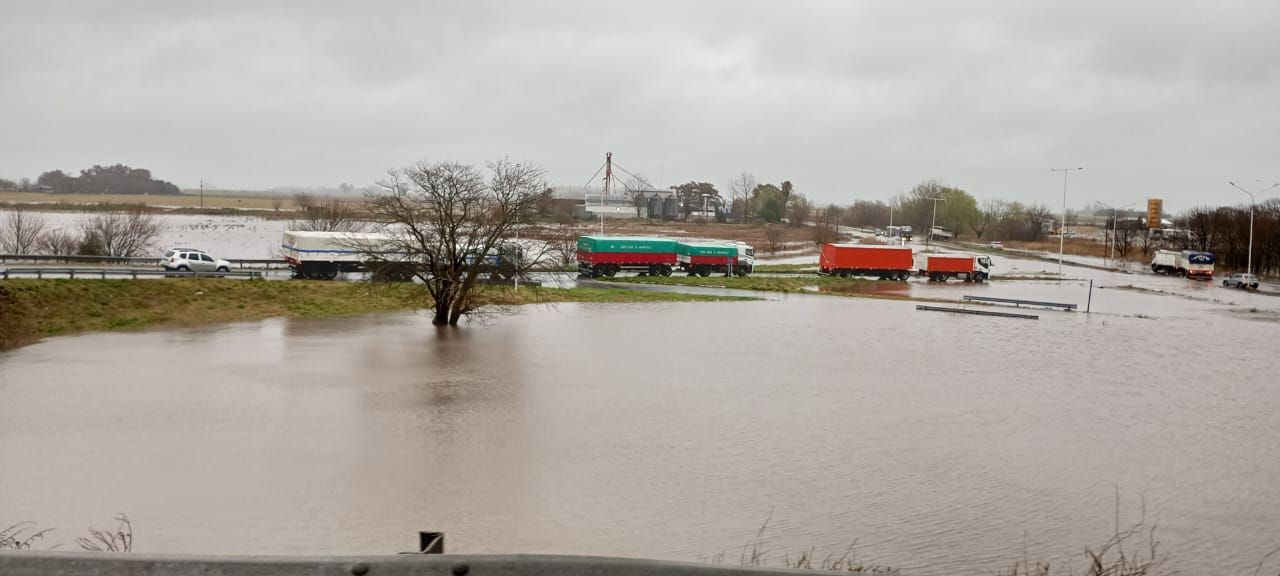 Las incesantes lluvias anegaron la ruta 33. Foto: Gentileza.