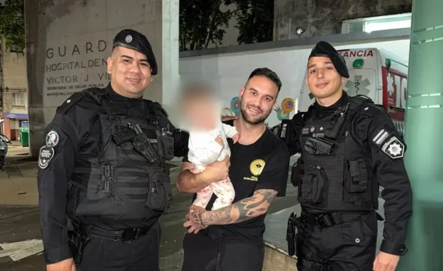 Policías ayudaron a una beba.