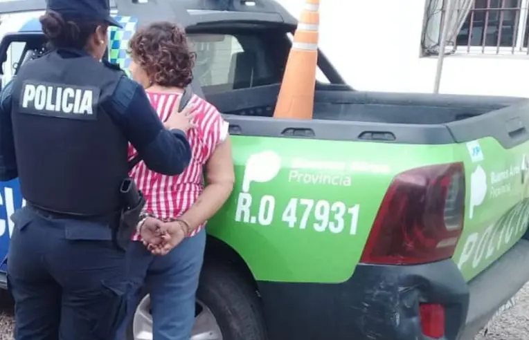 Amenazó de muerte a una joven que realizó un tatuaje y a policías