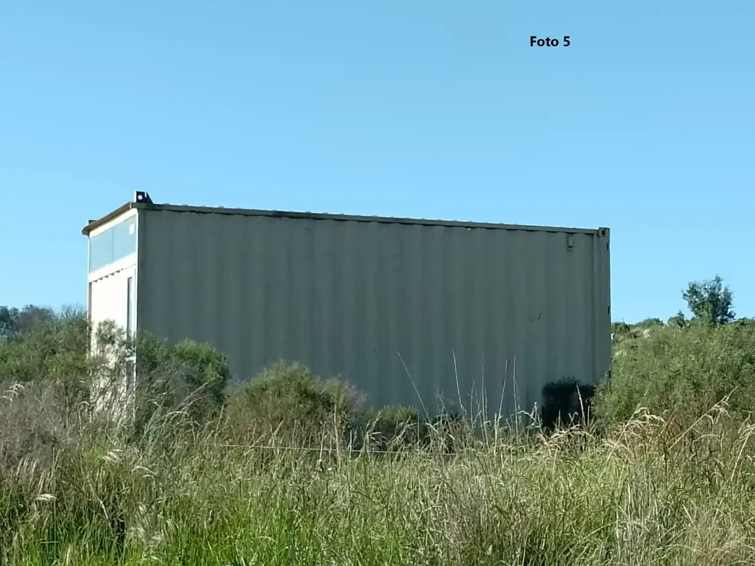 Un contenedor en pleno Villa del Lago, como prueba del avance de la intervención sobre el paisaje. Fotografía aportada por la Asamblea por la Preservación de las Sierras