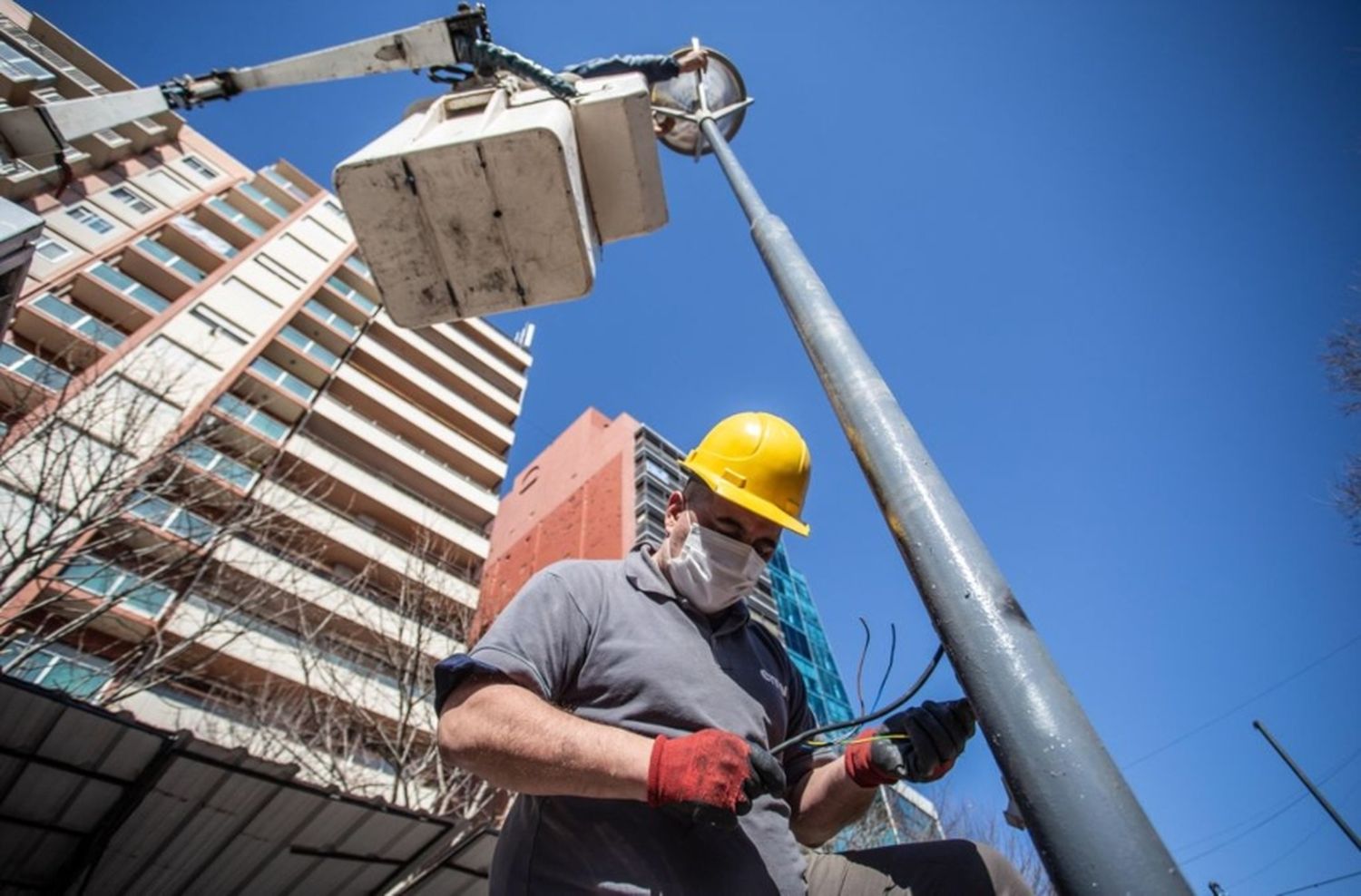 El área de alumbrado público trabaja en distintas zonas de la ciudad