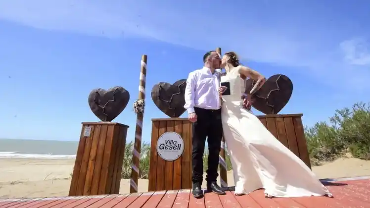 Brian y Yesica, los protagonistas del primer "casamiento oficial" en una playa de la Costa Atlántica