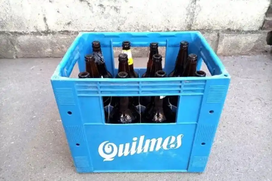 Un adolescente de 15 años se metió a un comercio y se llevó un cajón de bebidas en un carro