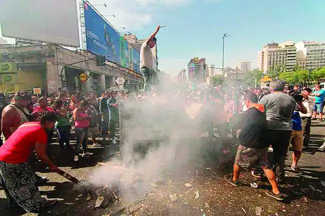 Escándalo con manteros en Once terminó con heridos y detenidos