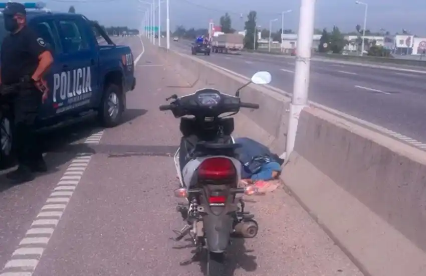 Murió un motociclista en Circunvalación y Eva Perón tras perder el control de su vehículo