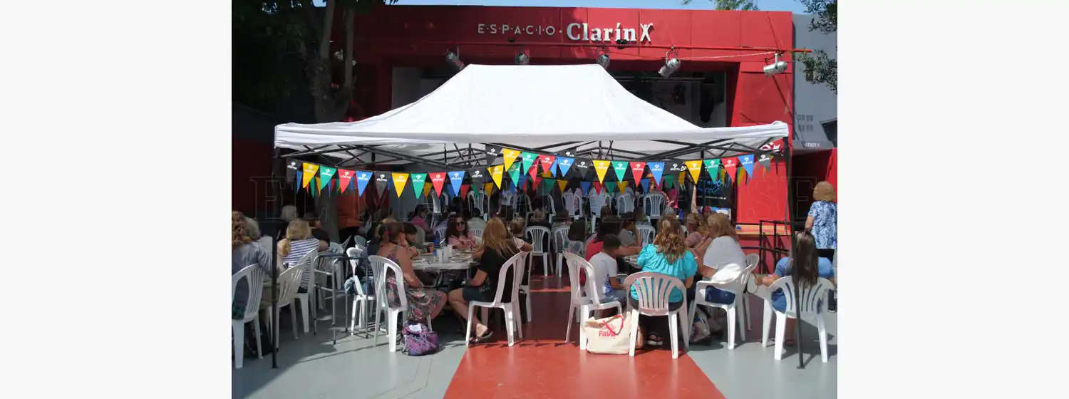 Con gran convocatoria, se realizó la primera clase gratuita de pintura del año en Espacio Clarín