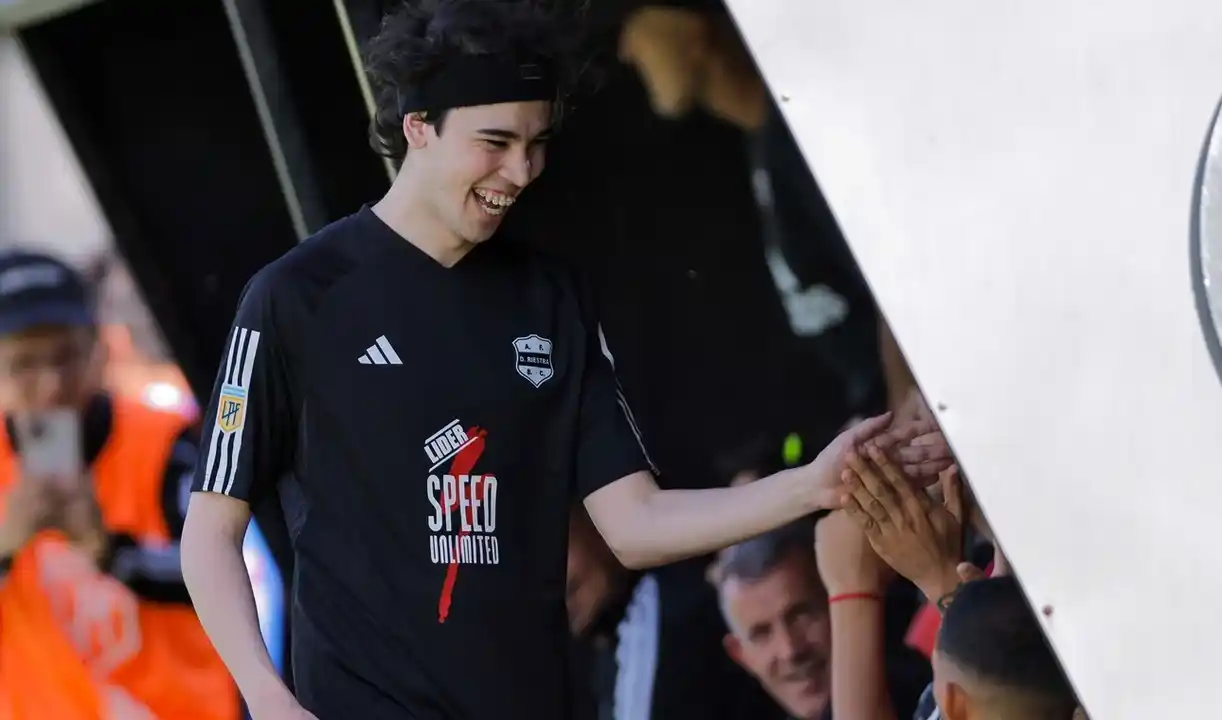 Iván Buhajeruk jugó treinta segundos en el partido ante Vélez.