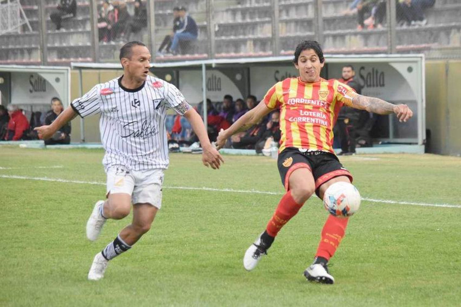 Sarmiento venció a Racing
y ahora es líder en solitario