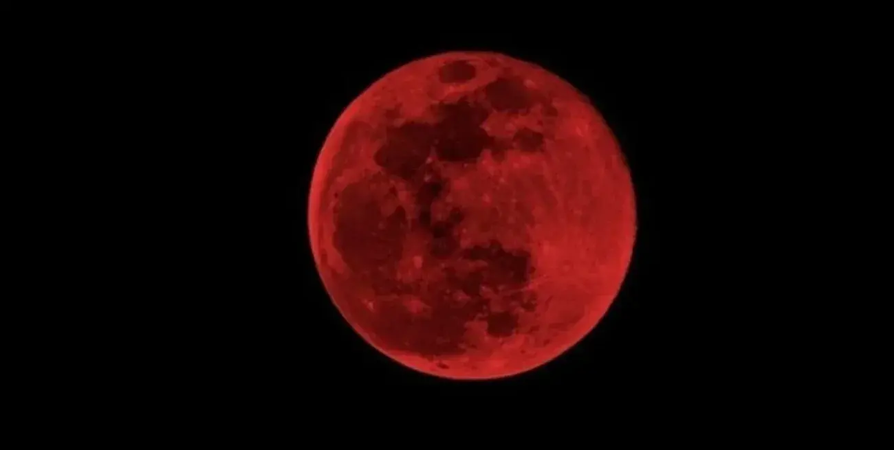 La “luna de sangre” se denomina así por la tonalidad rojiza que adquiere el satélite natural durante el evento.