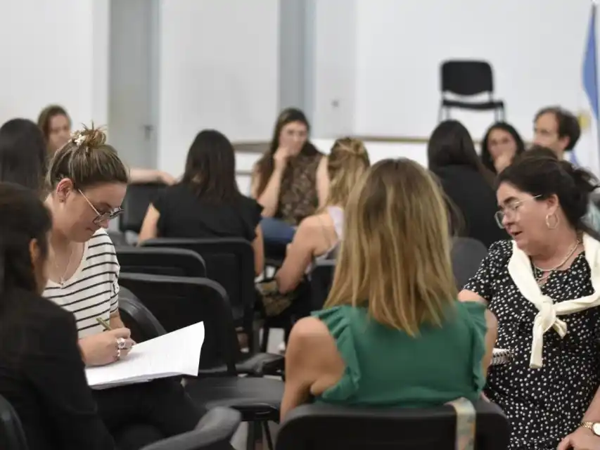 La guía está dirigida tanto a personas que atraviesan estas situaciones como a quienes buscan acompañarlas o asesorarlas.