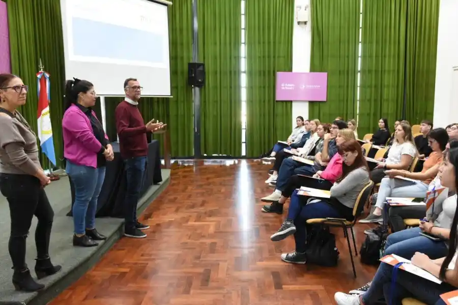 Jóvenes se capacitaron para realizar encuestas a ONGs