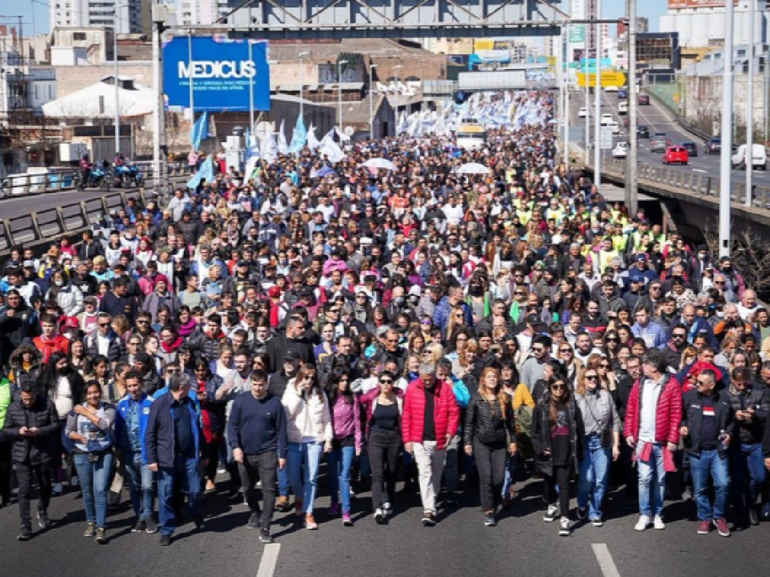 Multitudinaria marcha a Plaza de Mayo tras el ataque a la vicepresidenta