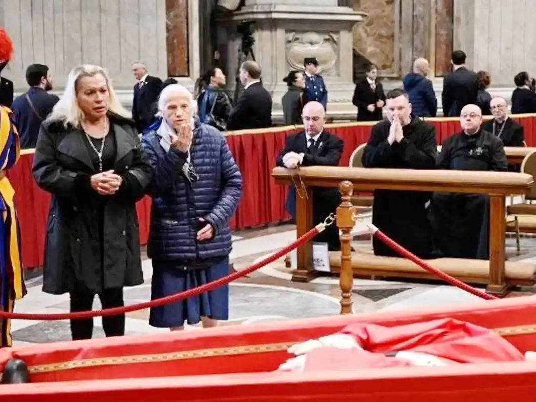 La monja amiga del Papa regresa a la capilla ardiente acompañada de una mujer trans