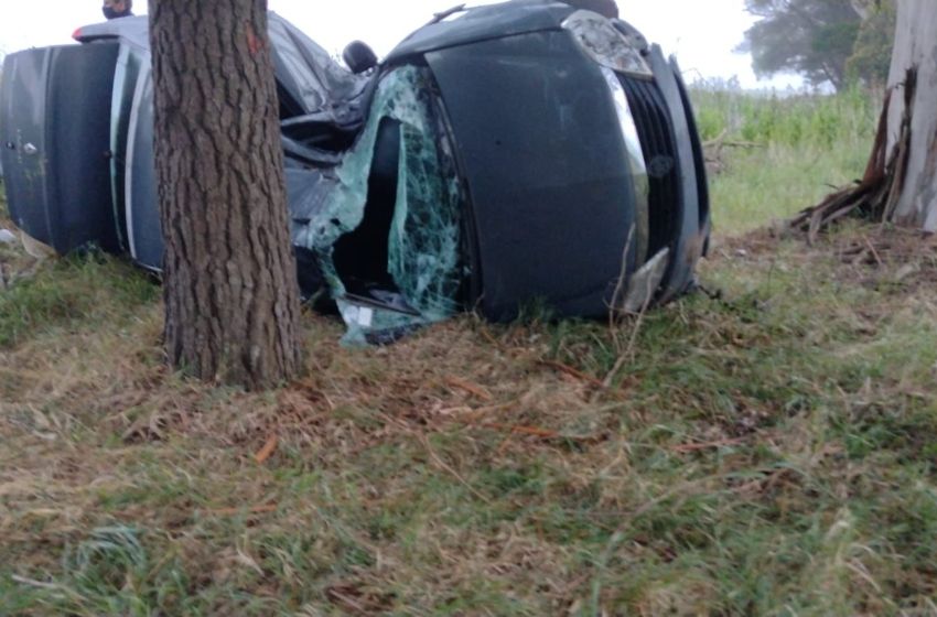Remis se despistó y volcó en el camino viejo a Miramar
