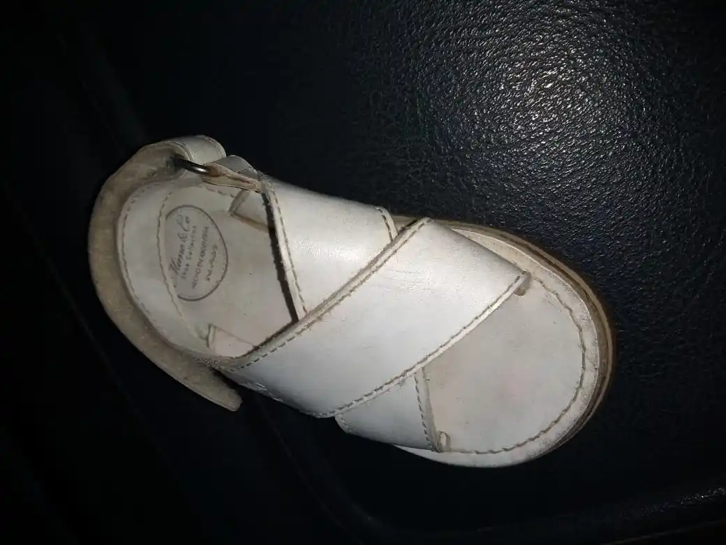 Encontraron una sandalia en la costanera