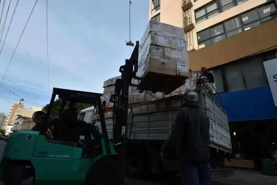 En los últimos días fueron llegando a la sede del Tribunal Electoral las urnas a utilizarse el 10 de septiembre que luego deberán ser enviadas a cada localidad santafesina. Crédito: Mauricio Garín.
