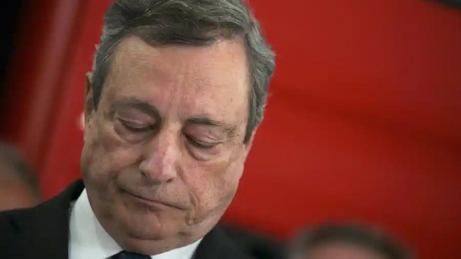 Mario Draghi deberá decidir si rectifica o ratifica la renuncia que presentó y que fue rechazada por el presidente.