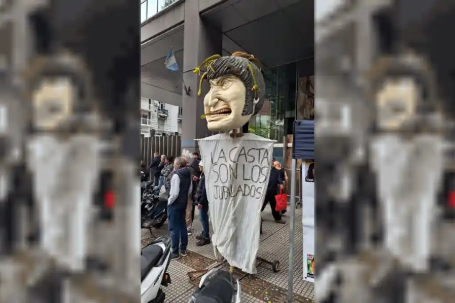 Protesta contra los legisladores que apoyan la Ley Bases