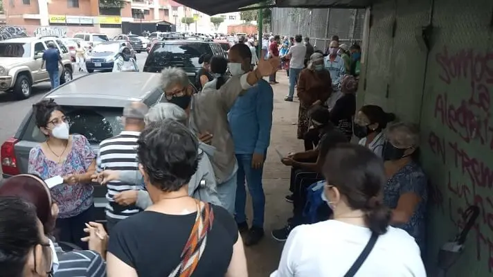 Improvisación y focos de contagio: Academia de Medicina fustiga plan «masivo de vacunación»