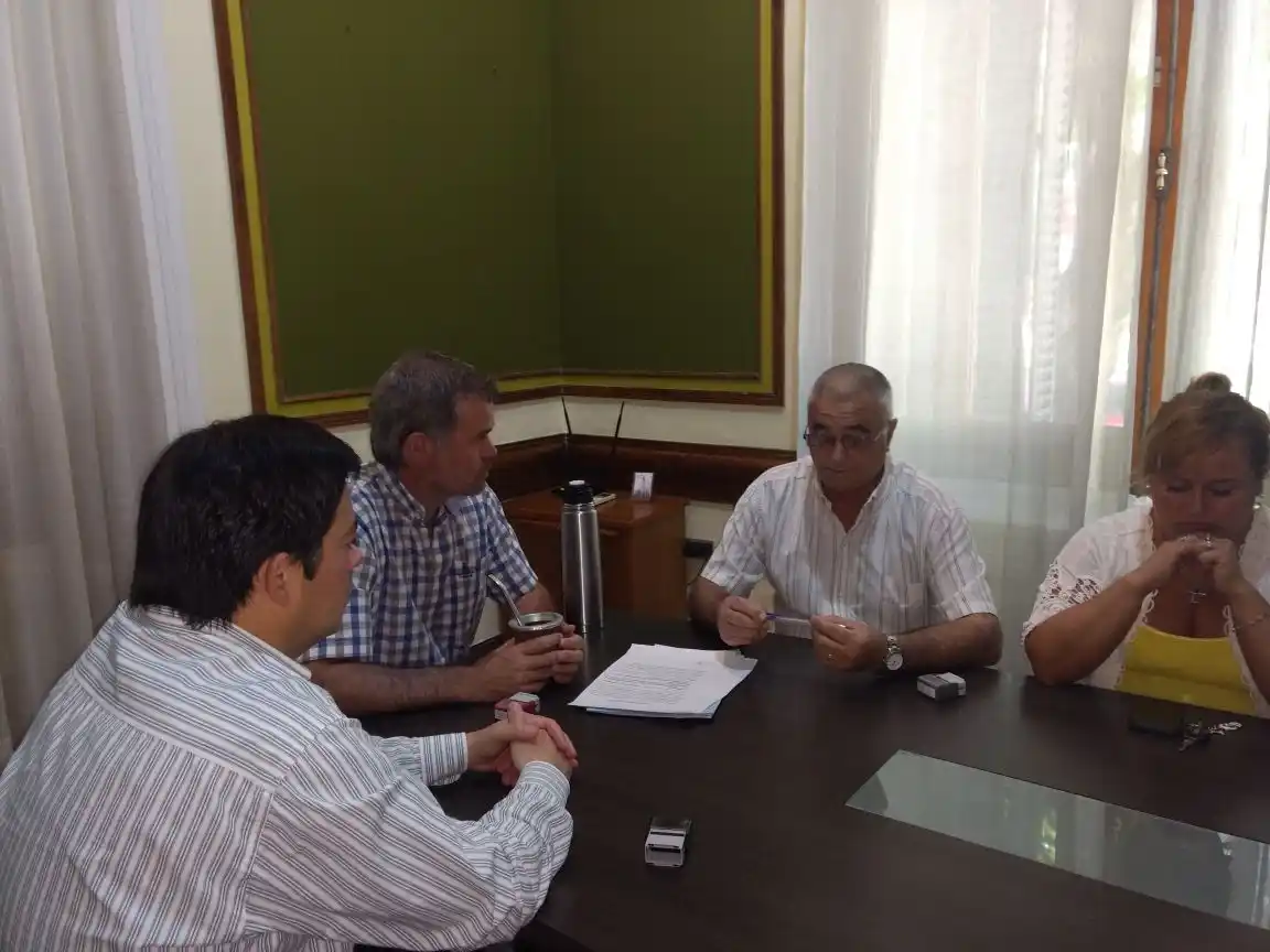 Los municipales acordaron un 4% y un bono de $2500