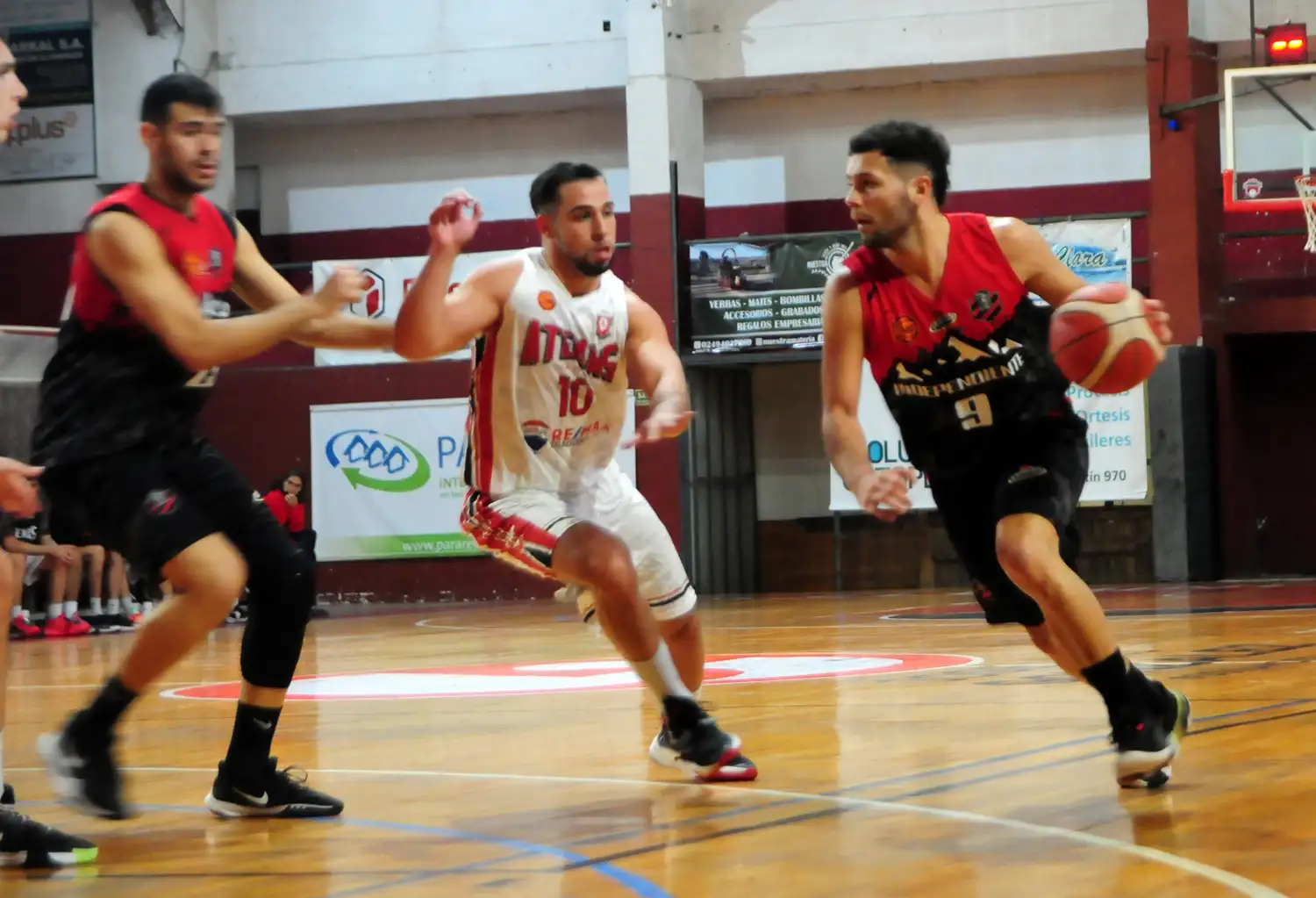 Catlin, atacando el aro en su auspicioso debut la semana pasada.