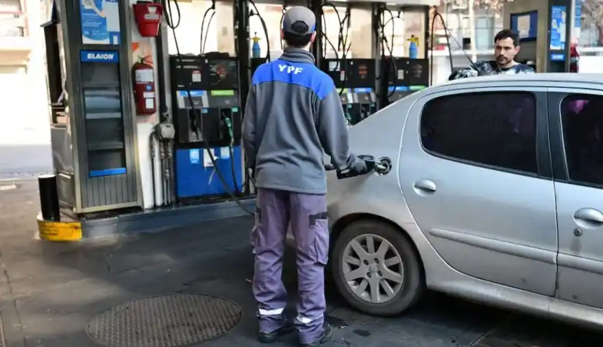 Así quedan los precios de la nafta y el gasoil tras la baja del 4% que aplicará YPF desde el 1 de mayo
