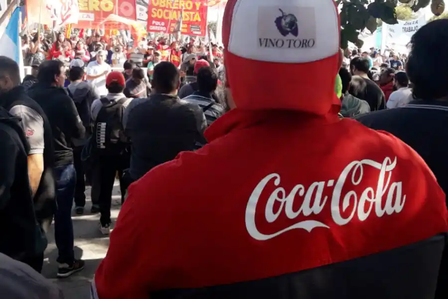 Despiden a 48 empleados de Coca Cola tras los reclamos por un bono y Ganancias, sucedió en Córdoba