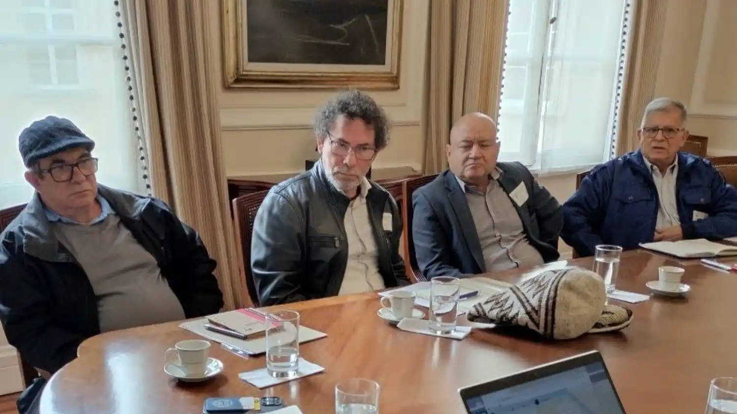 La imagen muestra a los exjefes de las FARC Rodrigo Londoño, alias Timochenko; Pastor Alape; Julián Gallo, conocido como Carlos Antonio Lozada; y Rodrigo Granda.