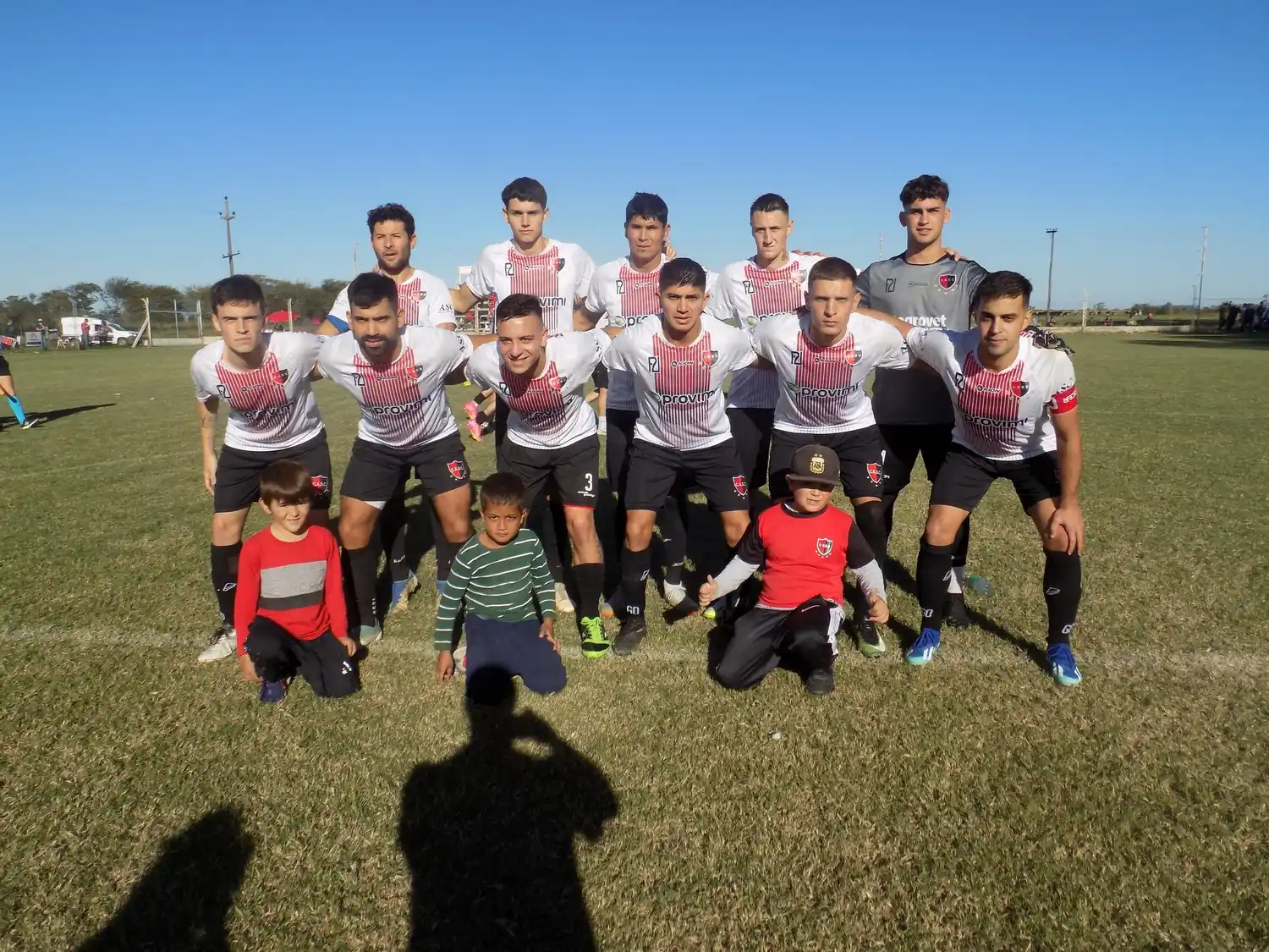 El Sangre y Luto va y va… Gran victoria para quedar como escolta de Rivadavia. Foto: Prensa Carmelense