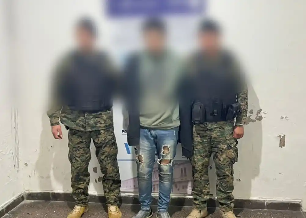 El imputado adoptó una actitud hostil, desobedeció las órdenes policiales y se produjo un forcejeo.